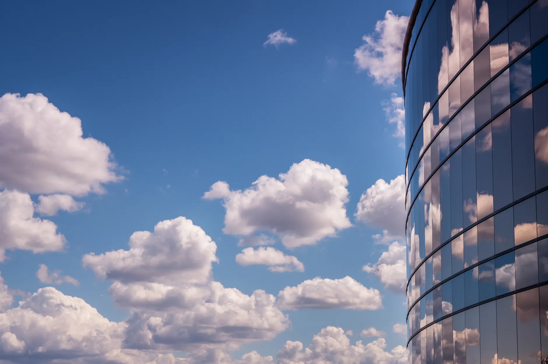 Cloud-Wettbewerb: Was Broadcoms Lizenzpolitik und SAPs API-Sperren für KMU bedeuten