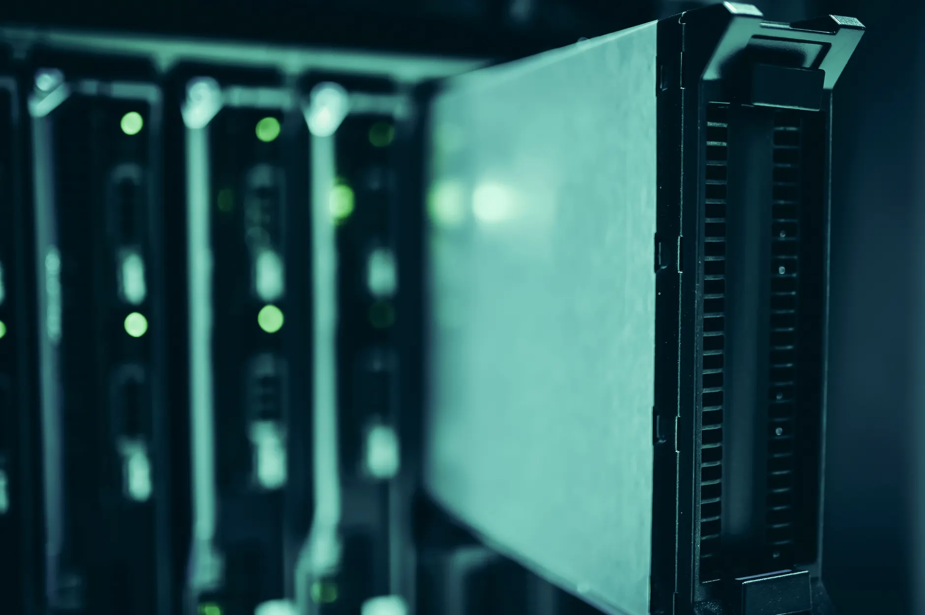 Wie das CERN Exabyte-Datenfluten handhabt — Lehren für Unternehmen